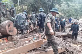 Evacuan a pobladores en zona con riesgo de deslizamiento de tierra