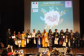 Lanzan en Vietnam concurso de poesía en formato “slam”