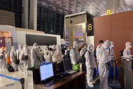 Repatrían a 350 vietnamitas de Emiratos Árabes Unidos y la India