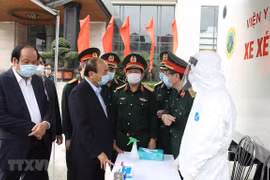 Premier vietnamita destaca esfuerzos del ejército en lucha contra COVID-19