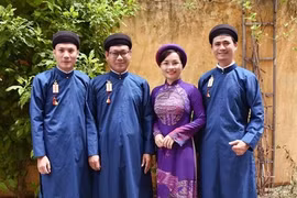 Preservan en Vietnam la belleza de Ao Dai masculino