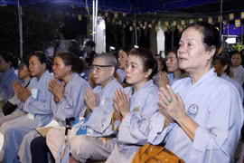 Comunidad de vietnamitas en Laos organiza réquiem en homenaje a personas fallecidas por desastres naturales