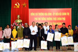 Entregan dirigentes vietnamitas regalos a personas menos favorecidas en ocasión del Tet