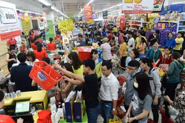 Ventas aumentan en supermercados pero cayen en "mercados mojados" en Vietnam