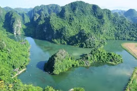 Experimentan vista panorámica de complejo paisajístico de Trang An en helicóptero 
