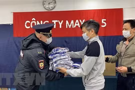 Compañía vietnamita obsequia mascarillas médicas a policías rusos