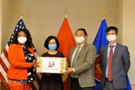 Embajada de Vietnam entrega mascarillas para apoyar a Washington en lucha contra el COVID-19