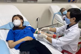 Pobladores de provincia de Ninh Binh donan sangre en medio de epidemia 