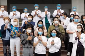 Vietnam expresa su humanismo con comunidad internacional en batalla contra COVID-19