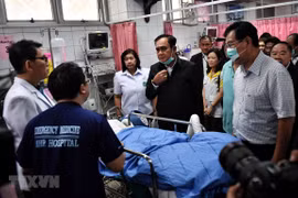 Encienden velas en Tailandia para rememorar a víctimas del tiroteo masivo