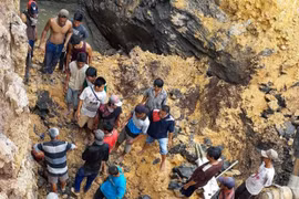 Reportan 11 fallecidos en deslizamiento de tierra en Indonesia