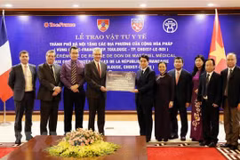 Hanoi presenta suministros médicos a localidades francesas