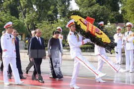 Dirigentes de Vietnam rinden homenaje a héroes y mártires 