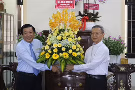 Felicitan por Navidad a comunidades católicas en provincia vietnamita de Vinh Long 