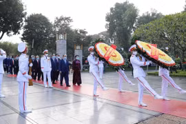 Rinden tributo al Presidente Ho Chi Minh a 90 años de fundación del Frente de la Patria