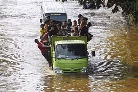 Demandan residentes a gobernador de Yakarta por negligencia en respuesta a inundaciones 