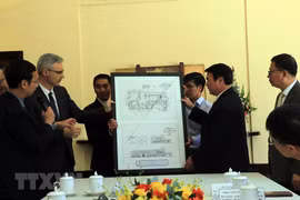 Embajador francés en Vietnam entrega copia del diseño del Palacio del Rey Bao Dai