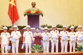 Presidenta del Parlamento vietnamita se reúne con figuras ejemplares de la fuerza policial