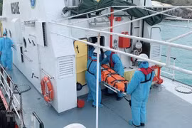 Rescata Vietnam a cuatro marineros extranjeros accidentados en alta mar