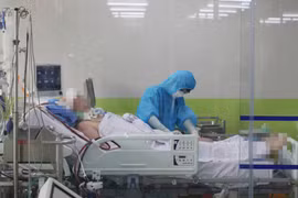 Sale del coma paciente más grave de COVID-19 en Vietnam 