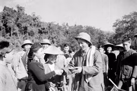 Inauguran exposición de pósteres sobre el Presidente Ho Chi Minh