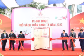 Calle primaveral de libros de Hanoi abre sus puertas al público 