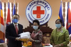 Cruz Roja de Vietnam dona suministros médicos a Camboya