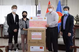 Gobierno vietnamita entrega mascarillas antibacterianas a compatriotas en Corea del Sur