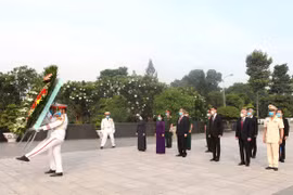 Dirigentes de Ciudad Ho Chi Minh rinden tributo a los caídos por la independencia nacional