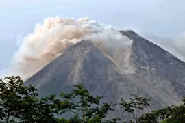 Erupción volcánica obliga a cierre de aeropuerto en Indonesia
