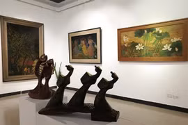 Exposición de pinturas de laca acapara atención del público en Hanoi