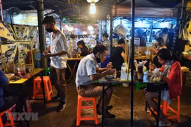 Tailandia considera levantar el toque de queda nocturno