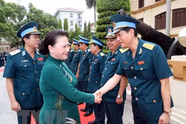 Máxima legisladora vietnamita visita las fuerzas aérea y antiaérea 