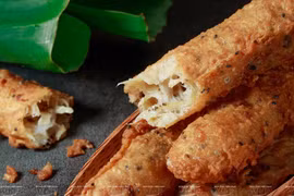Pastel de plátano frito, merienda favorito de los escolares en Vietnam