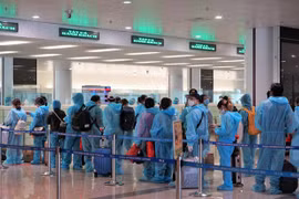 Aterriza en Vietnam primer vuelo comercial tras período de COVID-19