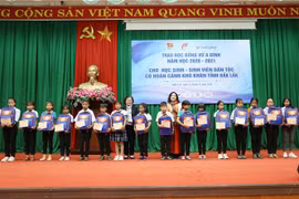 Otorgan becas a alumnos con dificultades económicas en provincia vietnamita