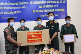 Zona militar 7 de Vietnam dona suministros médicos a Ejército Real de Camboya