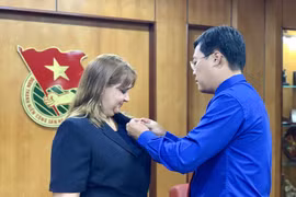 Vietnam otorga a diplomática cubana sello conmemorativo 'Por las generaciones juveniles'
