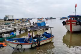 Premier vietnamita pide concentrarse en responder al tifón Vamco 