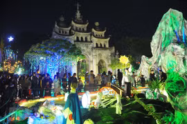 Celebran Navidad en la catedral de piedra más singular de Vietnam