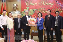 La miembro del Buró Político y jefa del Departamento de Movilización de Masas del Comité Central del Partido Comunista de Vietnam, Truong Thi Mai, y el sacerdote Tran Xuan Manh