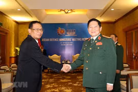 Ministro de Defensa de Vietnam recibe a alto funcionario militar de Indonesia