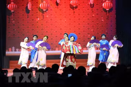 Ambiente festivo de Noche de Gala del Año Nuevo en Hanoi