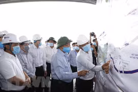 Premier vietnamita inspecciona construcción de autopista Trung Luong-My Thuan