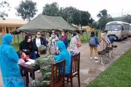 Thanh Hoa realiza pruebas para la detección de SARS-CoV-2 a 161 vietnamitas regresados del extranjero