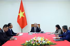 Premieres de Vietnam y Francia intercambian medidas antipandémicas