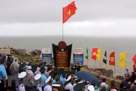 Celebran ceremonia de abanderamiento en punto extremo oriental de Vietnam