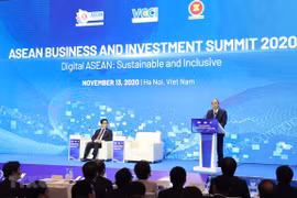Premier vietnamita exhorta a esfuerzos conjuntos de empresas para recuperación económica regional