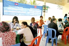 Médicos vietnamitas ofrecen exámenes médicos gratuitos en Camboya