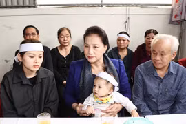 Presidenta del Parlamento visita a familias de soldados fallecidos en incidente en centro de Vietnam 